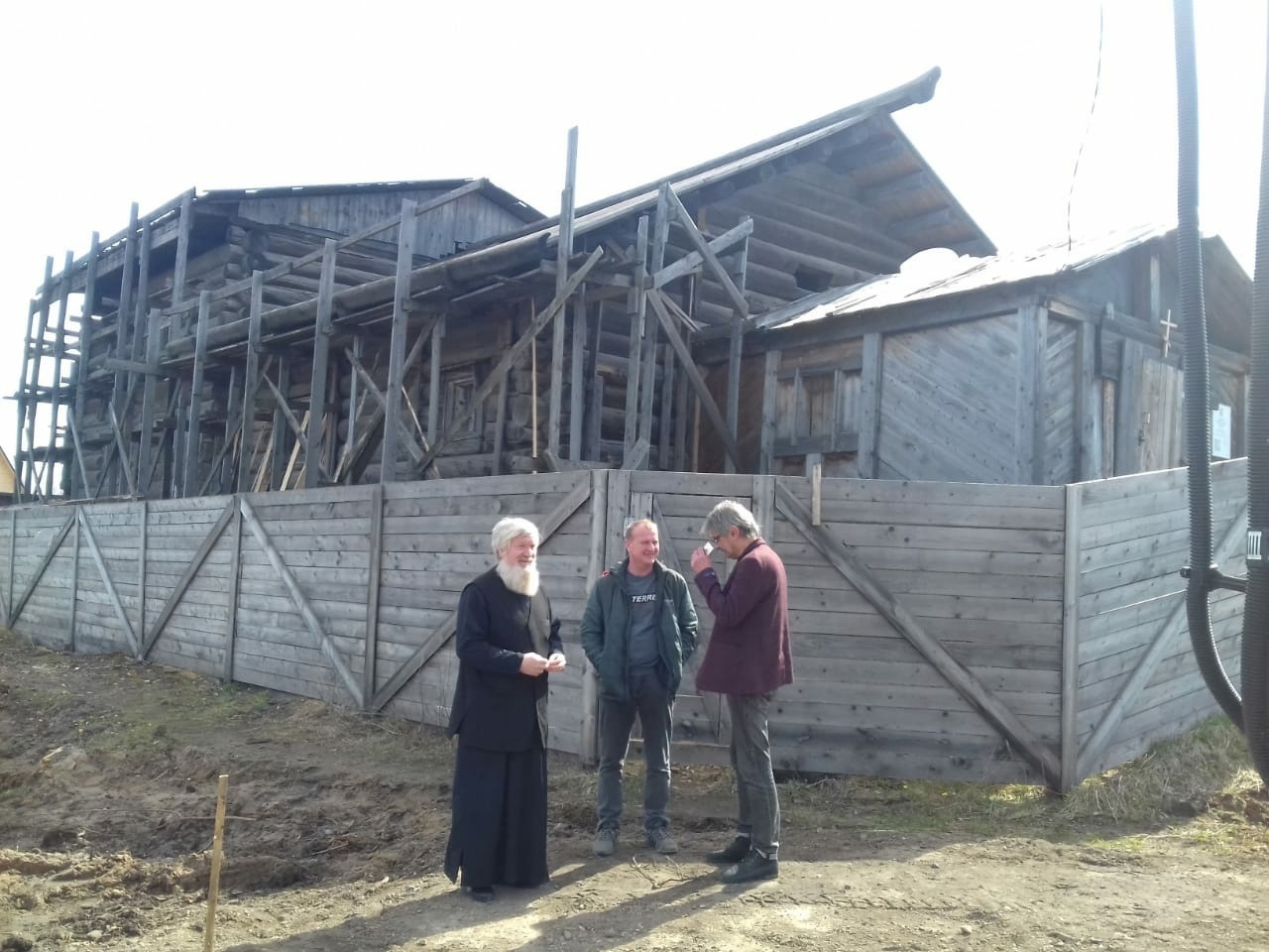 Встреча руководителя Архитектурно-строительной комиссии Череповецкой епархии диакона Николая Сычёва с директором «Вологдареставрации» Сергеем Поповым и директором подрядной организации Константином Смирновым. Фото Фонда Наследие Русского Севера